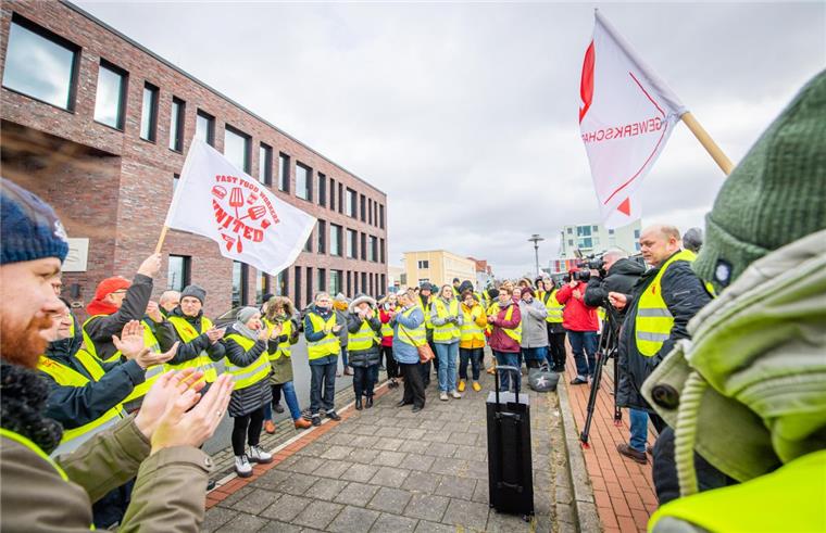 Bremerhaven: "Nordsee"-Mitarbeiter treten in den Streik Die Gewerkschaft Gewerkschaft Nahrung-Genuss-Gaststätten (NGG) ruft zum Mitarbeiter-Warnstreik der Restaurantkette "Nordsee" im Fischereihafen auf.