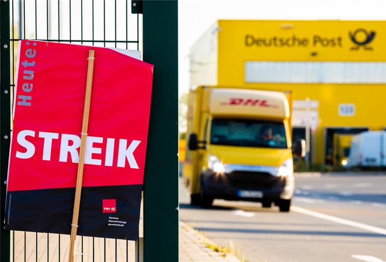Post-Zusteller streiken in Bremen und Niedersachsen Ein Schild der Gewerkschaft Verdi mit der Aufschrift "Heute Streik" steht vor einer Deutsche-Post-DHL-Niederlassung