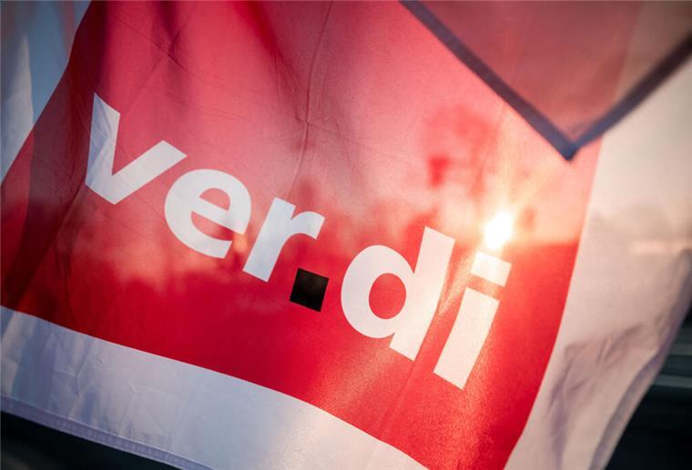 Warnstreik in Bremerhaven: Einschränkungen am Donnerstag Das Logo der Gewerkschaft Verdi ist während einer Streikversammlung auf einer Fahne zu sehen.