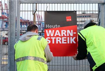 Die Gewerkschaft Verdi hat Beschäftigte des Hamburger Hafens zu einem Streik am Freitag aufgerufen.