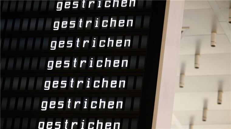 Fast alle Flüge gestrichen - auch in Hannover und Bremen Die Gewerkschaft Verdi hat die Beschäftigten des öffentlichen Dienstes und der Bodenverkehrsdienste zu einem Warnstreik aufgerufen.