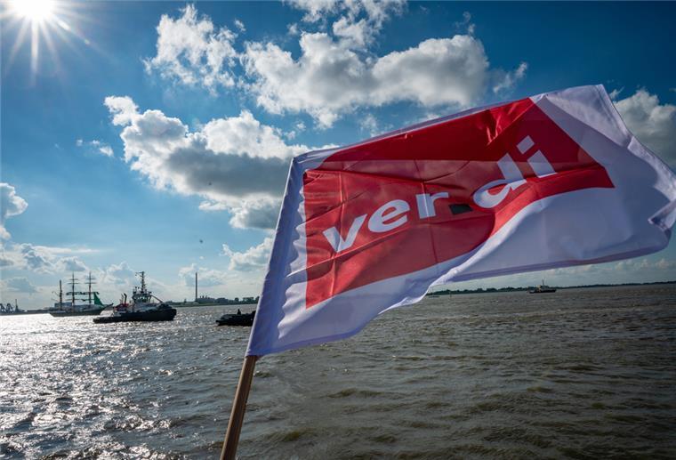 Bremerhaven: 138 Sicherheitskräfte bangen um ihren Job im Hafen Eine ver.di-Fahne weht vor der Weser.