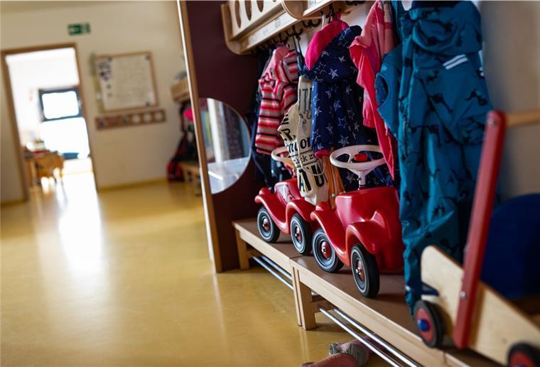 Mehrere Kitas in Bremerhaven von Warnstreiks betroffen Bobbycars stehen unter Jacken von Kindern, die an einer Garderobe einer Kindertagesstätte (Kita) hängen