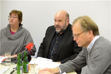 Gewerkschaft fordert mehr Beamte. Die Gewerkschafter Brigitte Weinhold und Jörg Eilers sowie der ehemalige Oberbürgermeister Jörg Schulz (rechts) befürchten, dass der Senat die Bremerhavener Polizei verkleinern will.