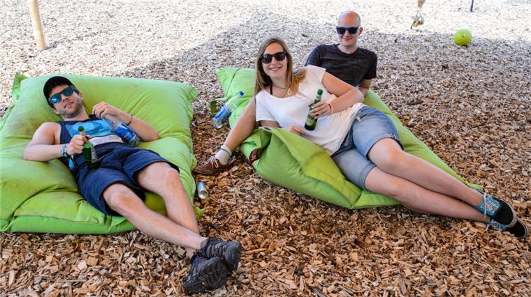 Deichbrand: SONNTAGSjOURNAL verlost Luxus-Tickets Die Gewinner können entspannt im Glamping-Bereich chillen und aufs nächste Konzert warten. Der Platz in der ersten Reihe ist bereits gesichert, die Getränke sind kalt gestellt.