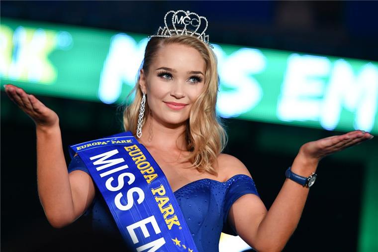 Die Gewinnerin Arna Yr Jonsdottir (Island) freut sich im Europa-Park bei der Wahl zur "Miss EM" über den Sieg.