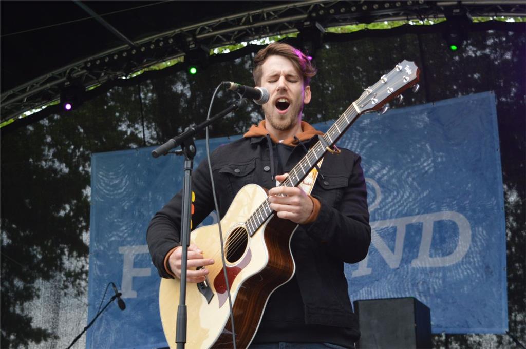 Die Gitarristen und Sänger Norman (Bild) und Luca der vierköpfige Band Sent to Finland kommen aus Zeven.
