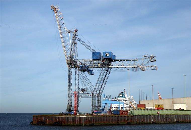 Ein Kran steht auf einer Kaje in Bremerhaven.