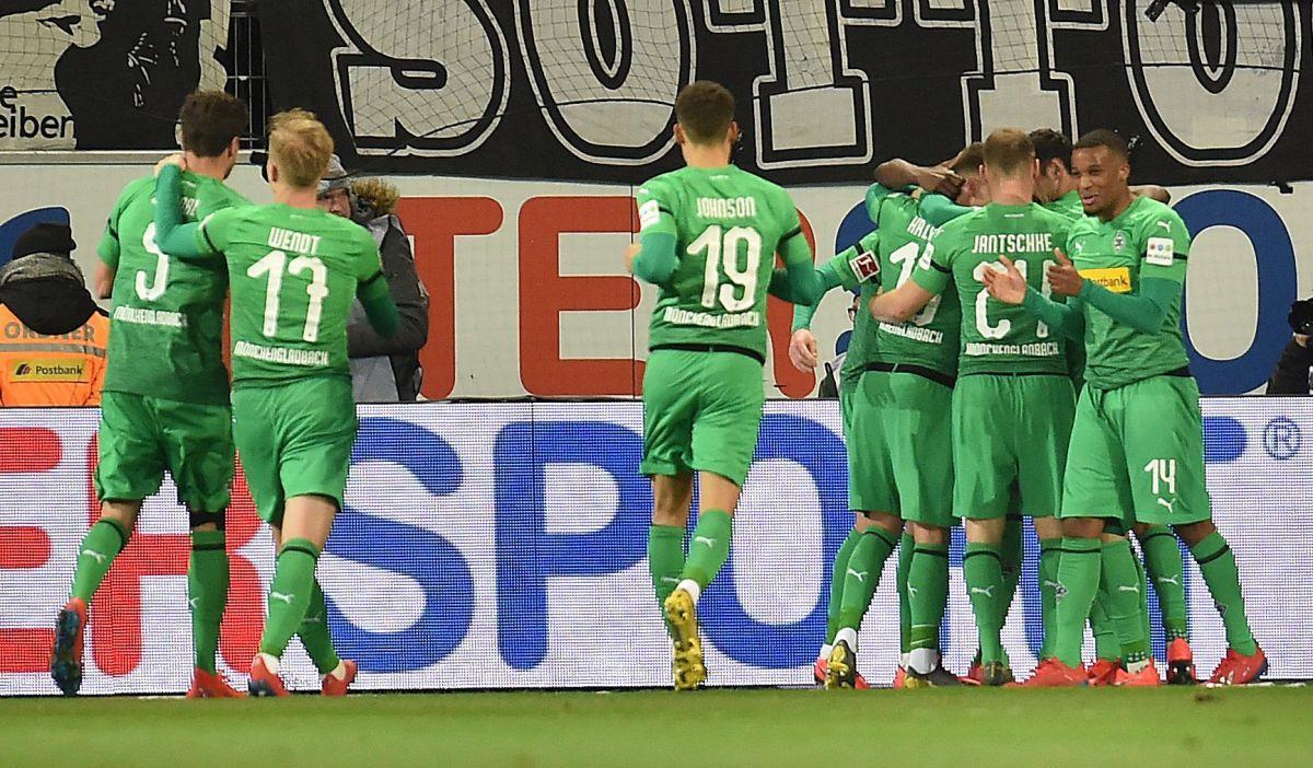Mönchengladbach beendet Krise: 1:0 in Mainz Die Gladbacher Mannschaft jubelt nach dem Treffer zum 1:0 durch Elvedi.