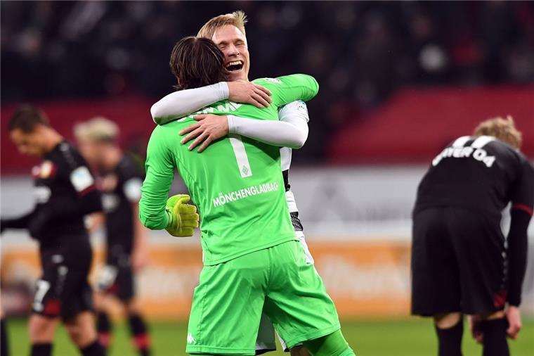 Bundesliga: Gladbach dreht Spiel in Leverkusen zum 3:2 Die Gladbacher Oscar Wendt (rechts) und Torwart Yann Sommer liegen sich nach dem feiern den 3:2-Auswärtssieg in den Armen.