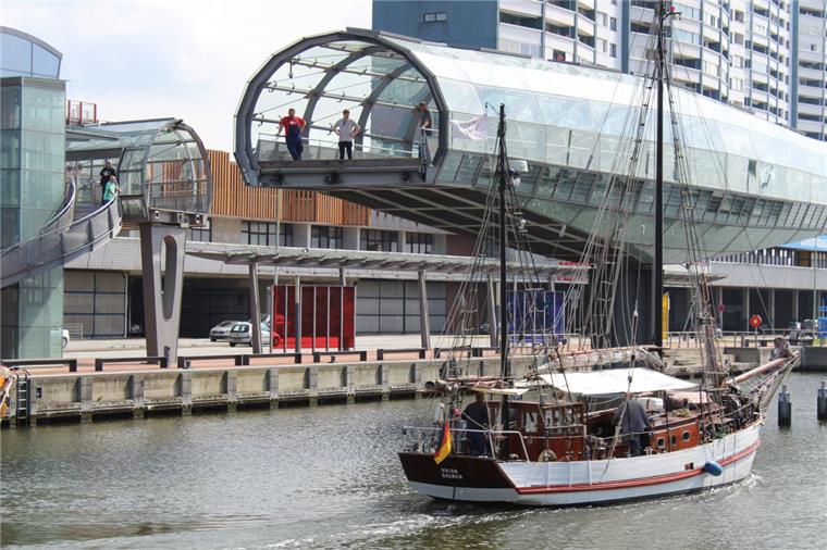 Schippertage in Bremerhaven: Die gläserne Drehbrücke öffnet sich wieder Die gläserne Brücke über dem Alten Hafen von Bremerhaven öffnet bei den Schippertagen für durchfahrende Plattbodenschiffe.