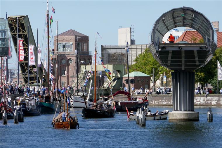 Bremerhaven: Glasbrücke wird erneut geöffnet Die Glasbrücke über dem Alten Hafen in Bremerhaven wird auch am Montag noch einmal geöffnet.