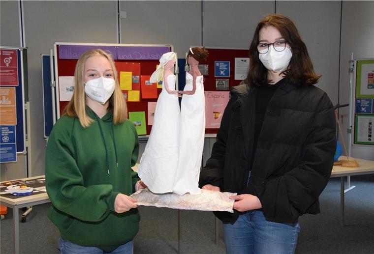 Oberschule Selsingen: Projekt über Nachhaltigkeit feiert Premiere Die Gleichberechtigung der Geschlechter thematisiert eine Gruppe um die Schülerinnen Greta (links) und Lenja, aber auch die Selbstbestimmung.