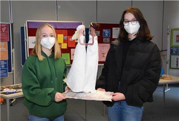 Die Gleichberechtigung der Geschlechter thematisiert eine Gruppe um die Schülerinnen Greta (links) und Lenja, aber auch die Selbstbestimmung.