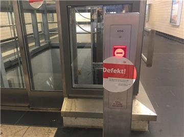Die Gleise 2 und 3 können im Hauptbahnhof zurzeit nur über den Treppenaufgang erreicht werden. Der Aufzug ist seit Tagen defekt.