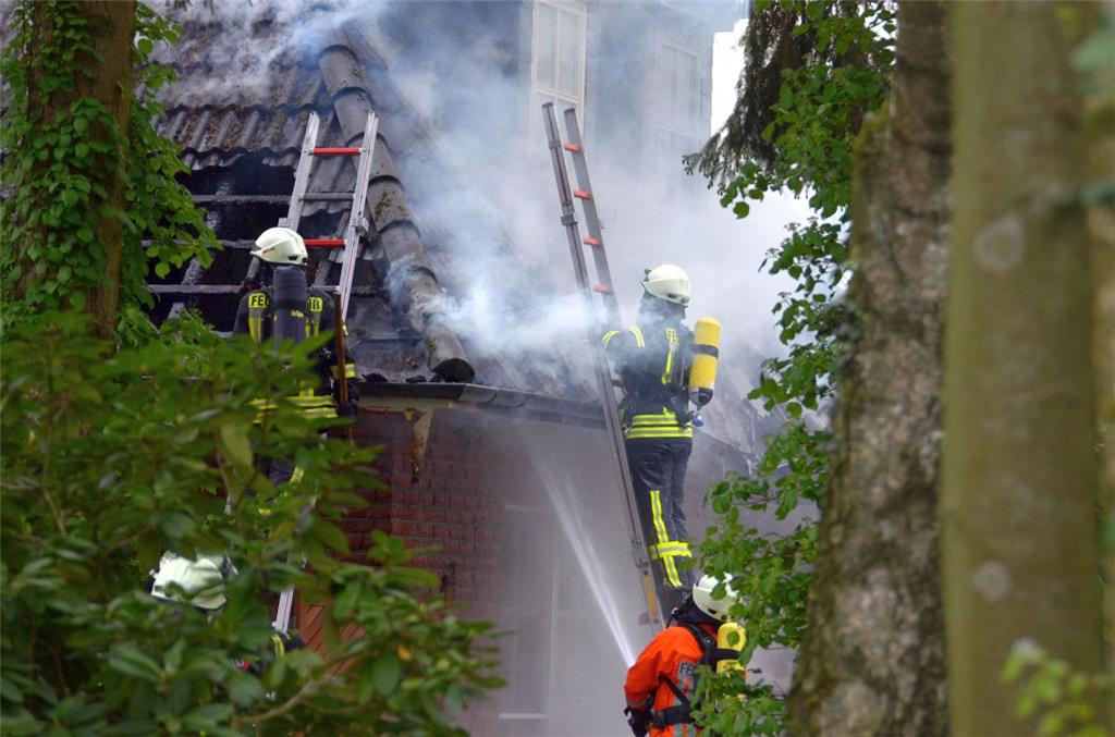 Die Glutnester unter den Dachpfannen machten es den Feuerwehrleuten schwer. 