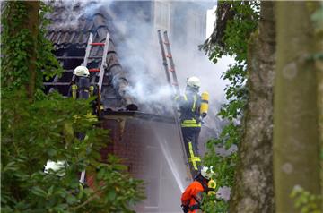 Die Glutnester unter den Dachpfannen machten es den Feuerwehrleuten schwer. 