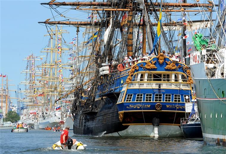 Die „Götheborg“ kommt nach Bremerhaven Die Hafenanlagen der Seestadt Bremerhaven (Bremen) sind am 13.08.2015 während des Windjammertreffens "Sail 2015" (12.-16.08.) gut mit Traditionsseglern wie der "Götheborg" gefüllt