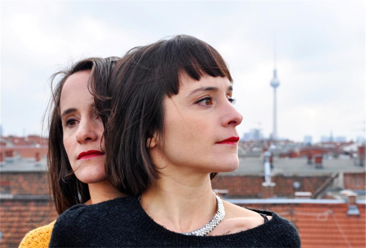 Kabarett, aber sexy, Comedy, aber klug Die Goldfarb-Zwillinge führen am Dienstag, 5. Oktober, im Capitol „Koalitionsverhandlungen“.