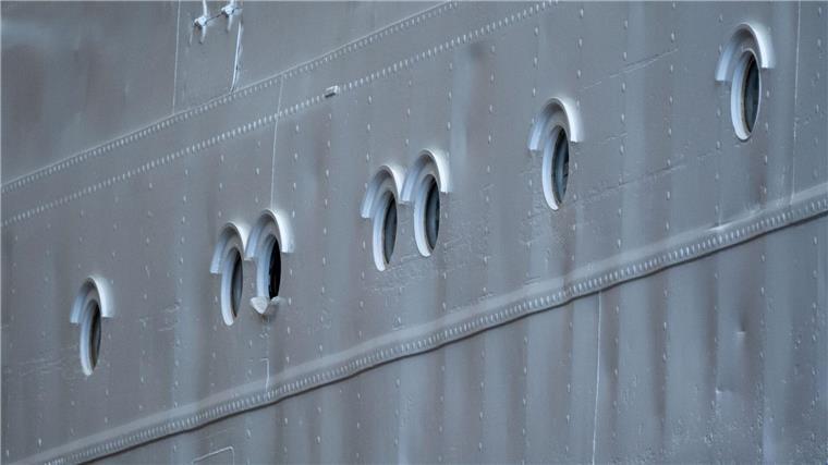 „Gorch Fock 1“ nach Sanierung wieder unter freiem Himmel Die „Gorch Fock 1“ hat die Schiffbauhalle verlassen.