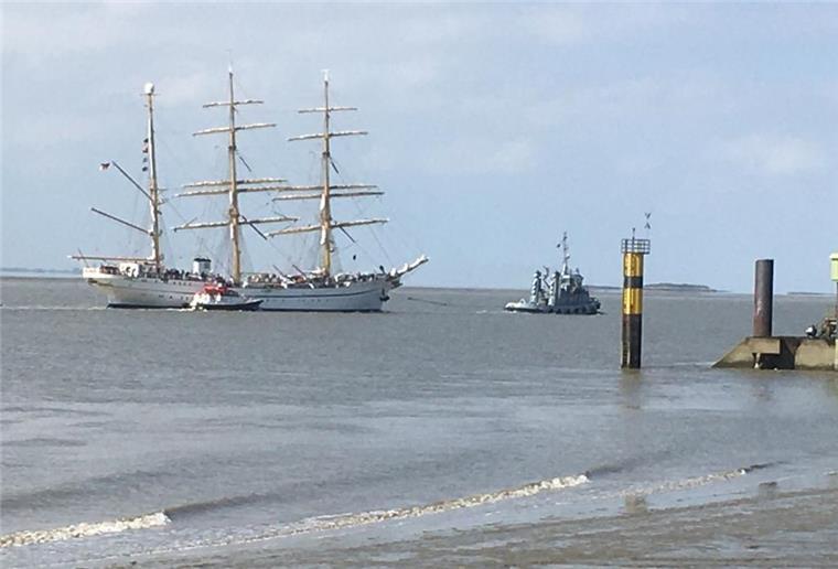 „Gorch Fock“ passiert Bremerhaven Die „Gorch Fock“ hat Bremerhaven passiert.