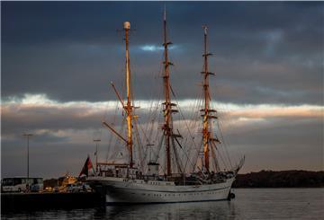 Die Sonne scheint auf die «Gorch Fock». 