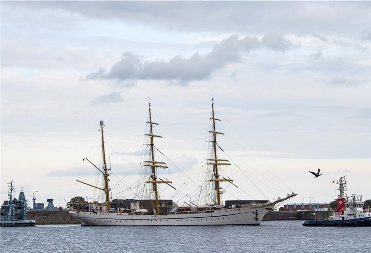 „Gorch Fock“ setzt Kurs auf Kiel Die «Gorch Fock» wird von Schleppern aus dem Hafen gezogen.