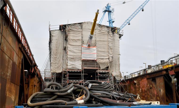 Generalinspekteur: "Gorch Fock"-Sanierung muss im Rahmen bleiben Die "Gorch Fock" liegt im Auftrag der Elsflether Werft in Bremerhaven im Bredo-Dock.