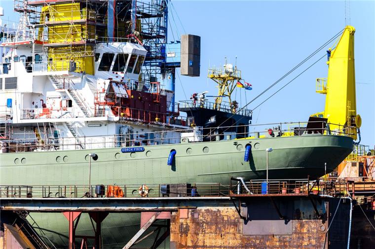 Verteidigungsministerium will Herausgabe von "Gorch Fock" erzwingen Die "Gorch Fock" liegt in einem Dock der Bredo-Werft in Bremerhaven.