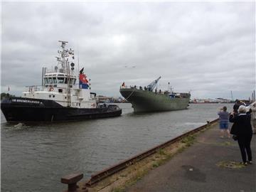 Die "Gorch Fock" verlässt Bremerhaven und wird nach Berne verholt.