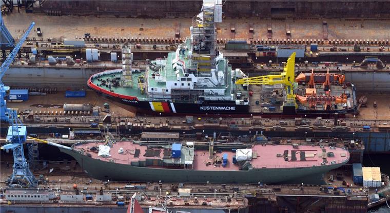 Bremerhaven: Hoffen auf Einigung wegen "Gorch Fock" Die „Gorch Fock“ wartet im Dock der Bredo-Werft darauf, endlich wieder zu Wasser gelassen zu werden. Ob das Segelschulschiff am Freitag ausgedockt wird, ist im Moment noch fraglich. Bei der Sanierung des Schiffes sind die Kosten explodiert. Statt 10 Millionen Euro sind bereits mehr als 70 Millionen Euro ausgegeben worden. Als Endsumme werden 135 Millionen Euro erwartet.