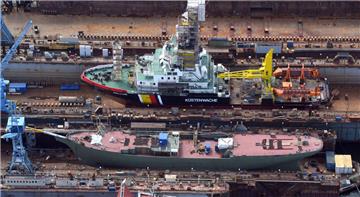 Die „Gorch Fock“ wartet im Dock der Bredo-Werft darauf, endlich wieder zu Wasser gelassen zu werden. Ob das Segelschulschiff am Freitag ausgedockt wird, ist im Moment noch fraglich. Bei der Sanierung des Schiffes sind die Kosten explodiert. Statt 10 Millionen Euro sind bereits mehr als 70 Millionen Euro ausgegeben worden. Als Endsumme werden 135 Millionen Euro erwartet.