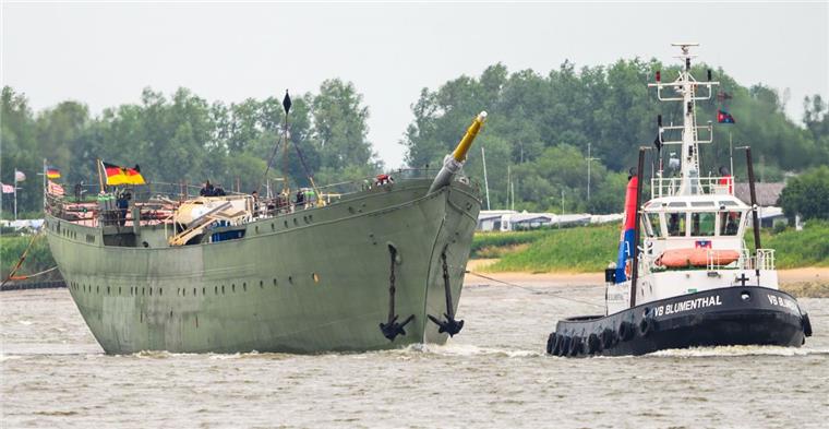 Marineschulschiff "Gorch Fock" kommt in die Fassmer-Werft Die "Gorch Fock" wird auf der Weser von zwei Schleppern zur weiteren Sanierung nach Berne geschleppt. Sie soll bei der Fassmer-Werft in Berne an der Unterweser weiter instandgesetzt werden.