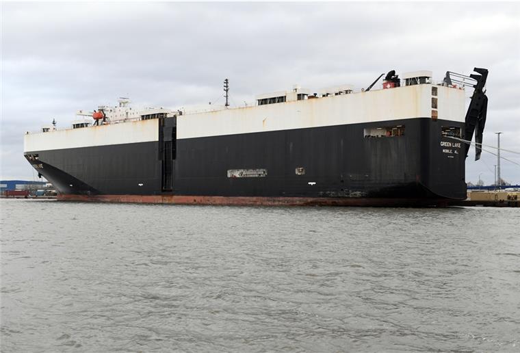 Dritter US-Transporter erreicht Bremerhaven Die „Green Lake“ liegt an der ABC-Insel.