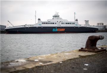 Das Fährschiff «Greenferry I» wird im Hafen für den geplanten Fährbetrieb zwischen Cuxhaven-Brunsbüttel fit gemacht. 
