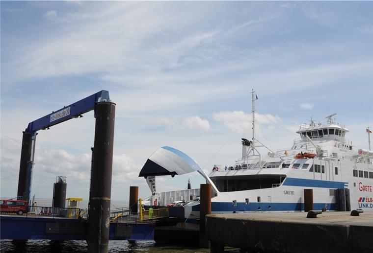 Wenzel will A20-Geld in Elbfähren stecken Die „Grete“ am Anleger in Cuxhaven: Der Fährbetrieb zwischen Cuxhaven und Brunsbüttel soll im März wieder starten. Archivfoto: Weiper