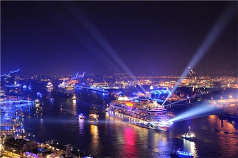 Hamburg Cruise Days: Kreuzfahrtriesen schwimmen in einem Meer aus blauem Licht Die Große Hamburg Cruise Days-Parade, die Kreuzfahrtschiffe mit künstlerischen Lichinstallationen verbindet, verspricht ein besonderes Erlebnis.
