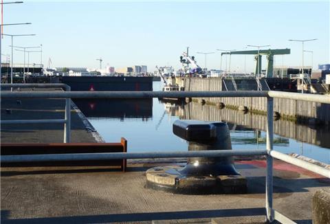 Die große Kammer der Fischereihafen-Doppelschleuse ist gesperrt.