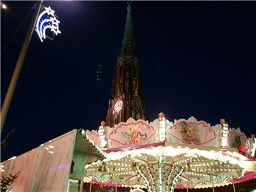 Die Große Kirche gibt auch inmitten des Weihnachtsmarkts ein gutes Bild ab. 