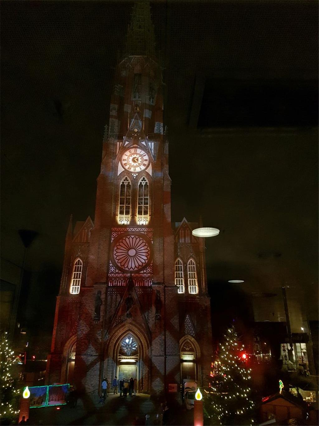 Die Große Kirche wird in der Dunkelheit mit buntem Licht in Szene gesetzt.