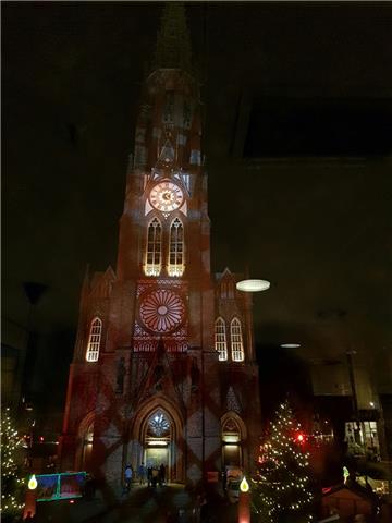 Die Große Kirche wird in der Dunkelheit mit buntem Licht in Szene gesetzt.