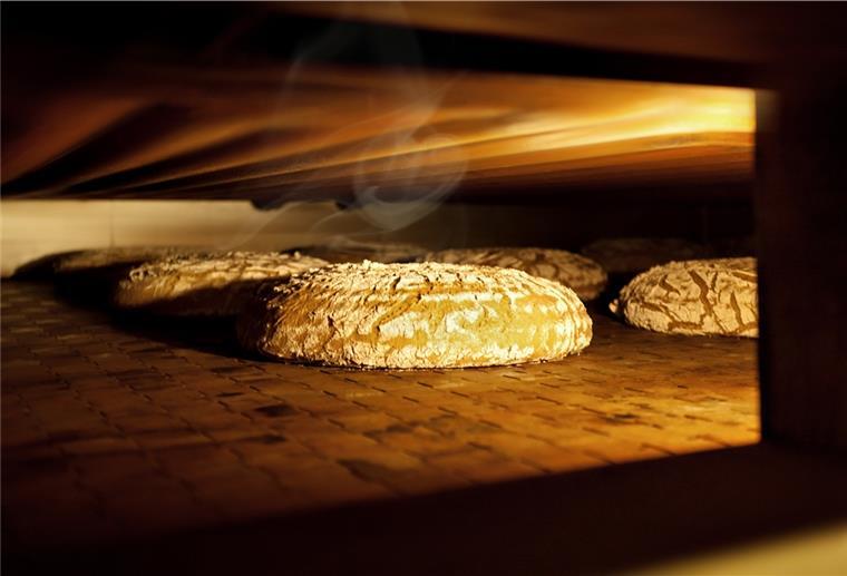 Bäcker: Ohne Gas gibt‘s keine Brötchen Ein Brot in einem Backofen.