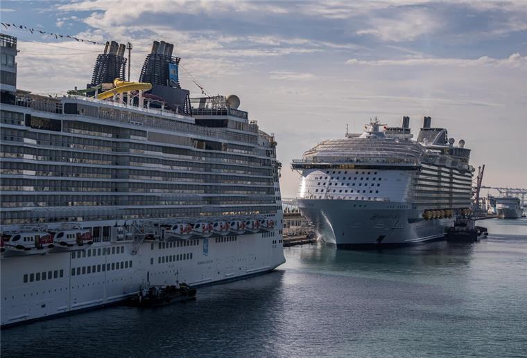 Harmony of the Seas rettet sechs Fischer und einen Hund aus misslicher Notlage Die großen Kreuzfahrtschiffe „Norwegian Epic“ (links) und „MS Harmony of the Seas“ sind im Hafen von Barcelona zu sehen (Archivbild)