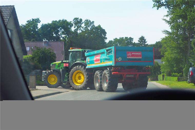 Angst vor Riesentreckern im Cuxland Die großen landwirtschaftlichen Fahrzeuge machen vielen Angst – auch wenn sie sich, wie der abgebildete Trecker, an die Verkehrsregeln halten.