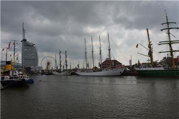 Die großen Segelschiffe sind im Hafen.