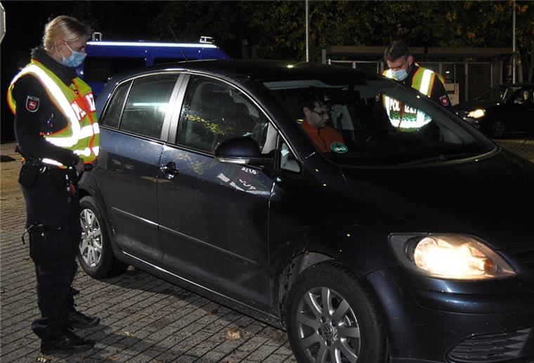 Wesermarsch: Großkontrolle der Polizei bei Brake Die Großkontrolle begann um 17.30 Uhr und dauerte bis 3 Uhr nachts (Sommerzeit).