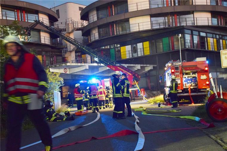 Großübung mit rund 250 Einsatzkräften in der alten Nordenhamer Klinik Die Großübung dauerte gut zwei Stunden. Rund 250 Einsatzkräfte waren vor Ort.