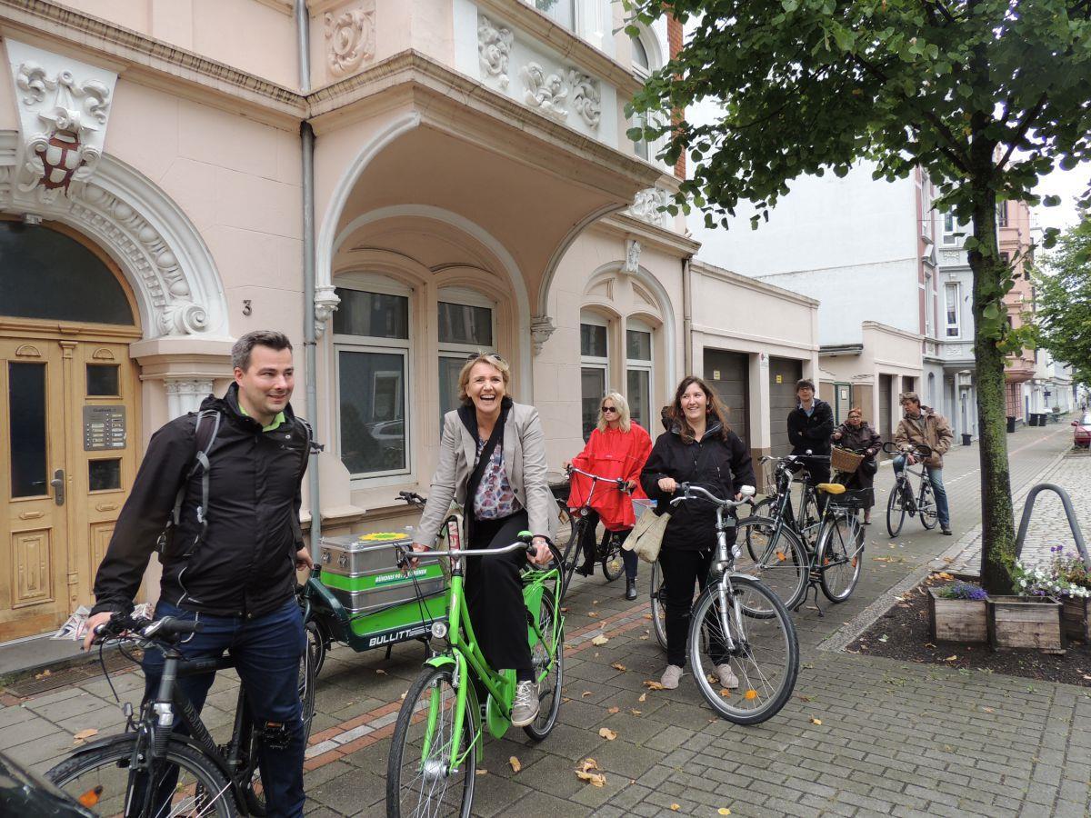Die grüne Parteichefin Simone Peter (Mitte) radelte mit den Direktkandidaten Maurice Müller und Kirsten Kappert-Gonther durch Lehe.