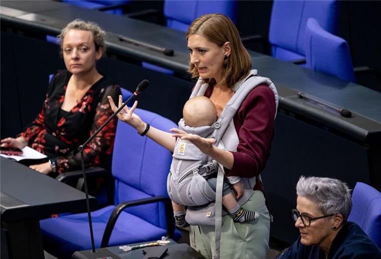 Die Grünen-Abgeordnete Hanna Steinmüller hat ihr Kind bereits in der Vergangenheit mit in den Bundestag genommen - nun nahm sie es erstmals mit ans Rednerpult. (Archivbild)