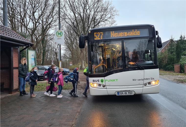 Die Grundschüler in Hymendorf müssen nicht mehr an der Neuenwalder Straße einsteigen, um zur Schule zu gelangen. Der Landkreis hat endlich eine Lösung für die Schülerbeförderung während der Bauarbeiten gefunden.